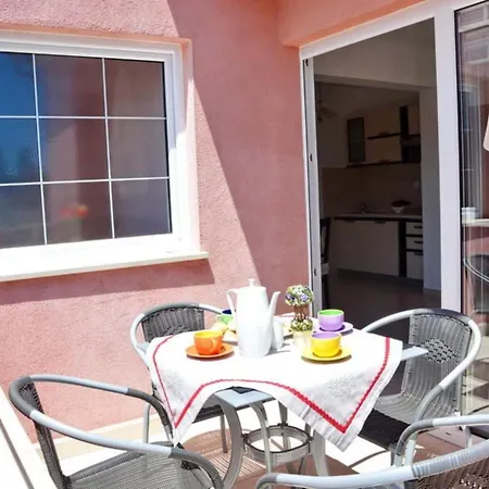 One Bedroom With Balcony And Sea View 2 شقة *